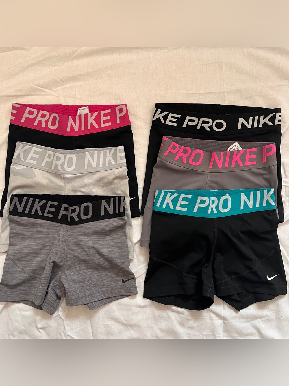 6 pr Nike Women’s Athletic Shorts Bundle - Black, Gray, Heather Grey, Camo sz S
